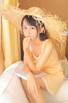 美女日常胸部按摩